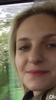 Olds Fuck Dolls - Tim Wetman drague une jeune fille et se fait sucer en POV