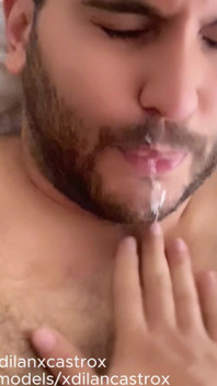 Pria berbulu mengisi pantat manis Twink dengan air mani. Pai krim