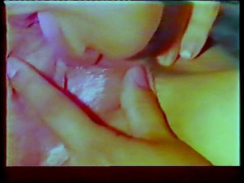 Lesbian Illusion: बालों वाली चूत वाली लेस्बियन महिला का शौकिया विंटेज लेस्बियन सेक्स