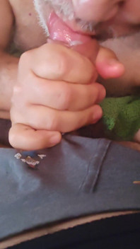 Husbear mange le lait de son mari