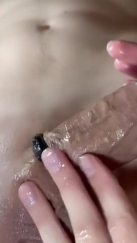 Pegging sensual dengan ngocok kontol yang diminyaki