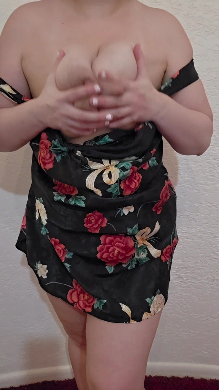 Mrs_KittyCat: Mrdka Sleduje Secy Hospodyňku Stip Ze Své Sexy Noční Košile