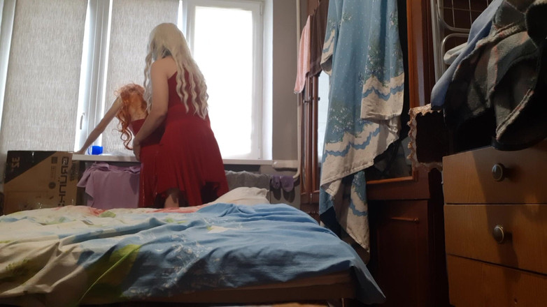 Lesbian-candys: Блондинка мачуха спокушає руду падчерку і трахає її, поки її чоловік приймає душ