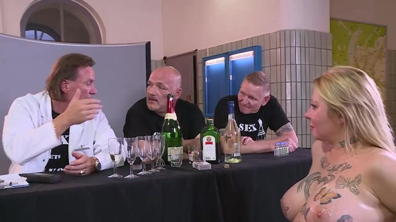 Deutschland porn: Il dottore sbatte una milf bionda dai grossi seni
