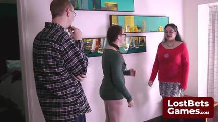 Lost Bets Games: 彼らは本物の熱意を持ってストリップジャンケンに飛び込んでいます