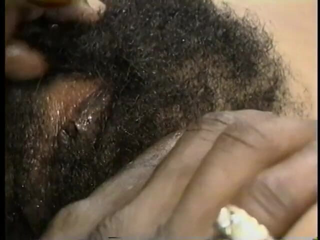 Hot and Wet: Chica negra sin afeitar se la follan en su agujero...