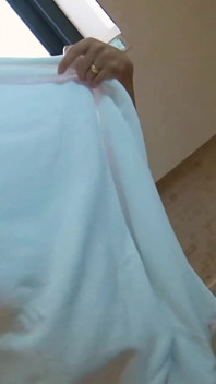 Ladyboy Aem mit dicken titten masturbiert mit analdildo