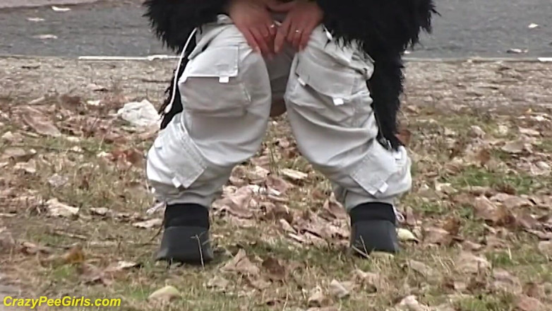 Crazy pee girls: Une jeune fille pisse dans la rue