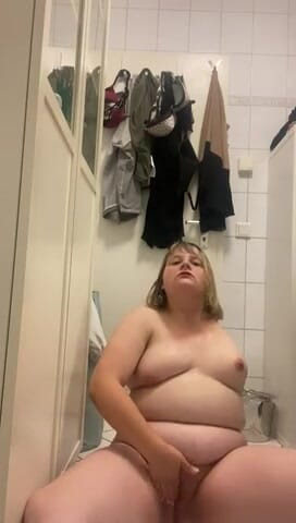 Deutsche Anna: Amputee dívka si hraje s několika studenými kostkami ledu