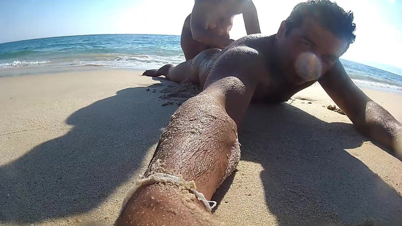 DreamStudioCouple: Khỏa thân trên bãi biển