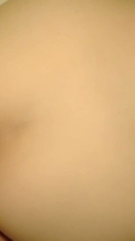 Handverlesen! Super süßes amateur-massage-mädchen bekommt einen rohen creampie auf platz 1