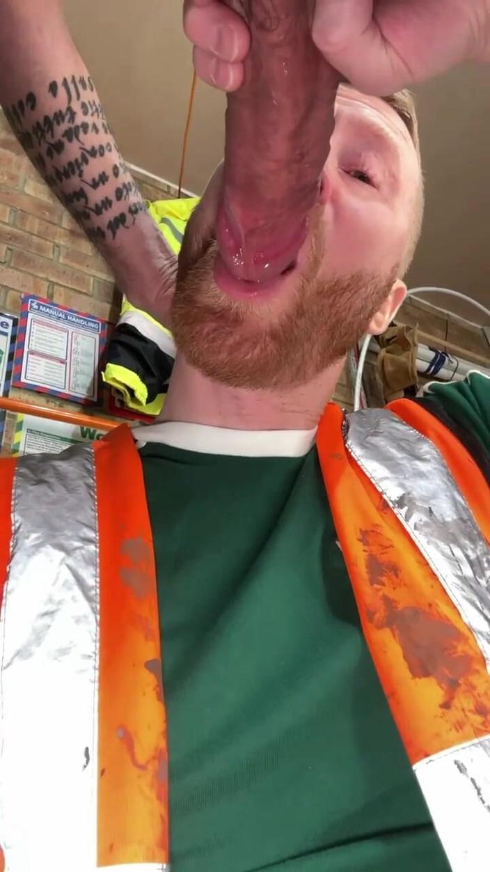 itapapixxl: Xxl reifer papi wird von rothaarigem Workmate auf der baustelle...