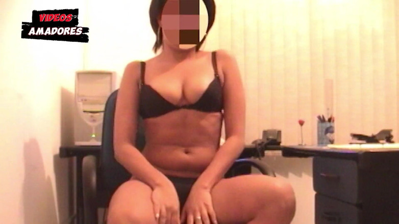 Amateurs videos: Wanita berkahwin menghantar video bogel di pejabat supaya suaminya tidak...