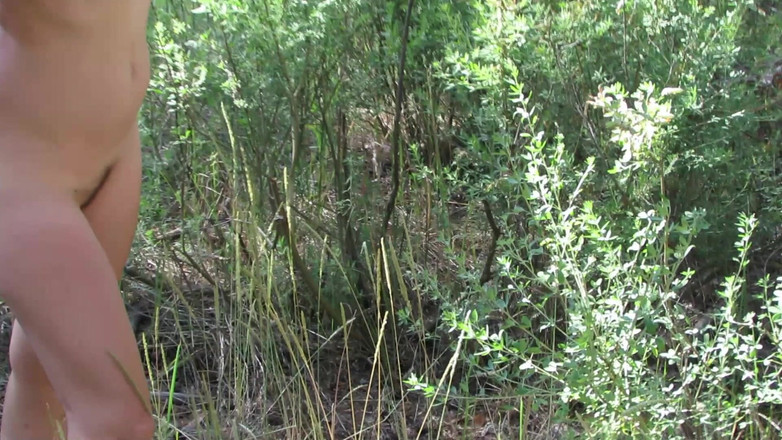 SexyAnka: 裸の美女が森を歩き、おしっこをしている