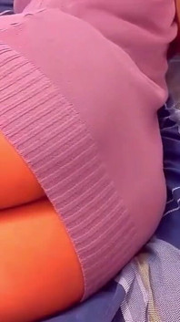 Hotwife zeigt blanken arsch für dich