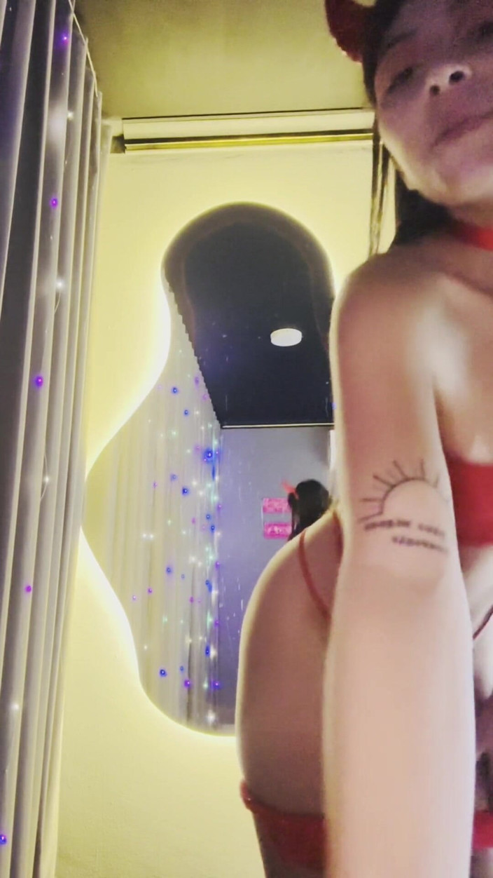 Vika_Sexting: Electric Lips