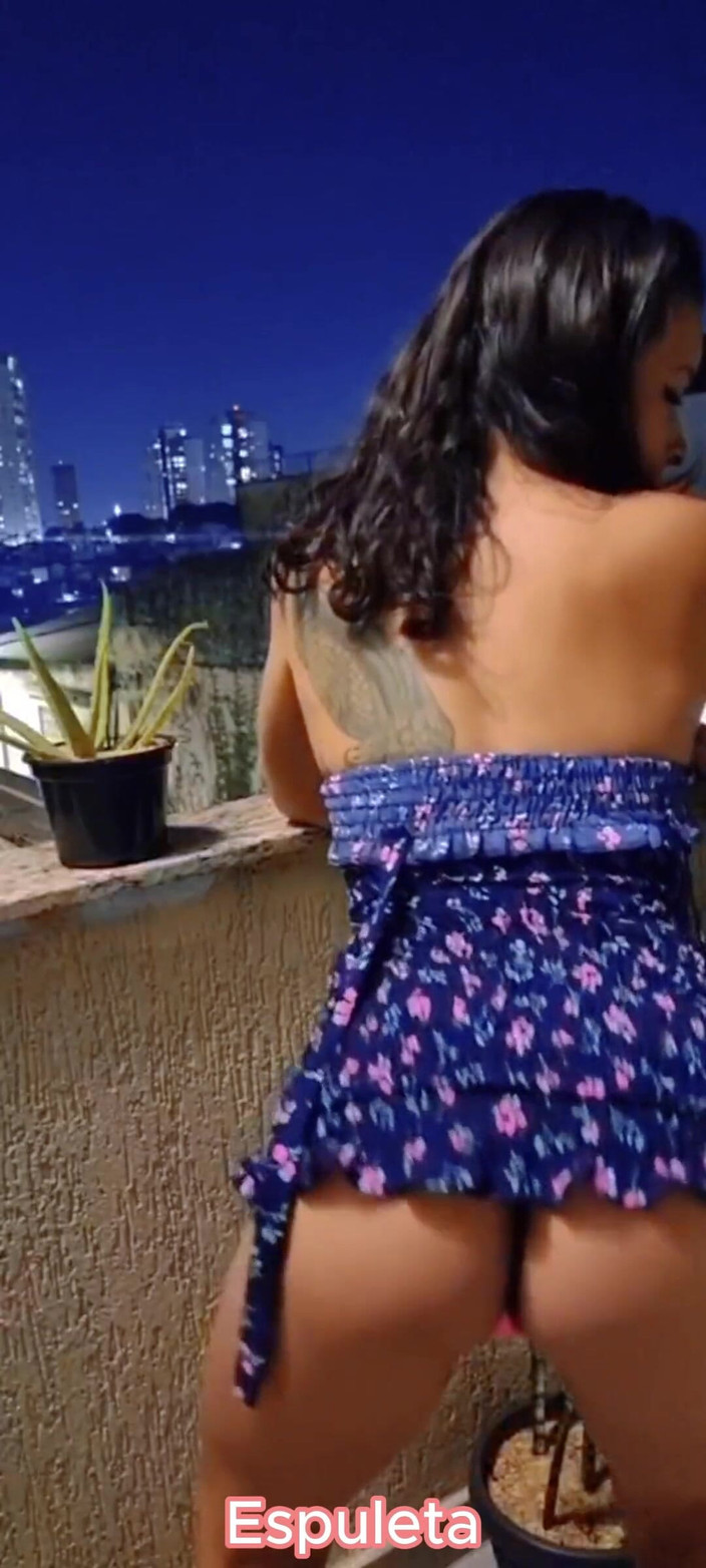 Espuleta: Esibizione sul balcone - ragazza calda che balla fino a quando...