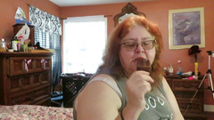 BBW nurse Vicki adventures with friends: L'infermiera bbw Vicki si diverte a mangiare un ghiacciolo di...