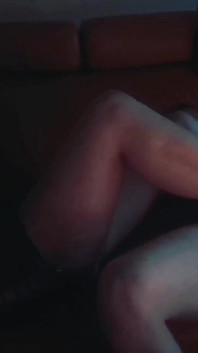 Sexy a smyslná naolejovaná footjob pro mého nevlastního bratra