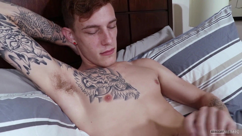 Raunchy Bastards: Tyler Nugent, jumelle str8, jouit sur lui dans son premier...