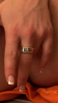 Loira gata se dedando ao orgasmo sensualmente