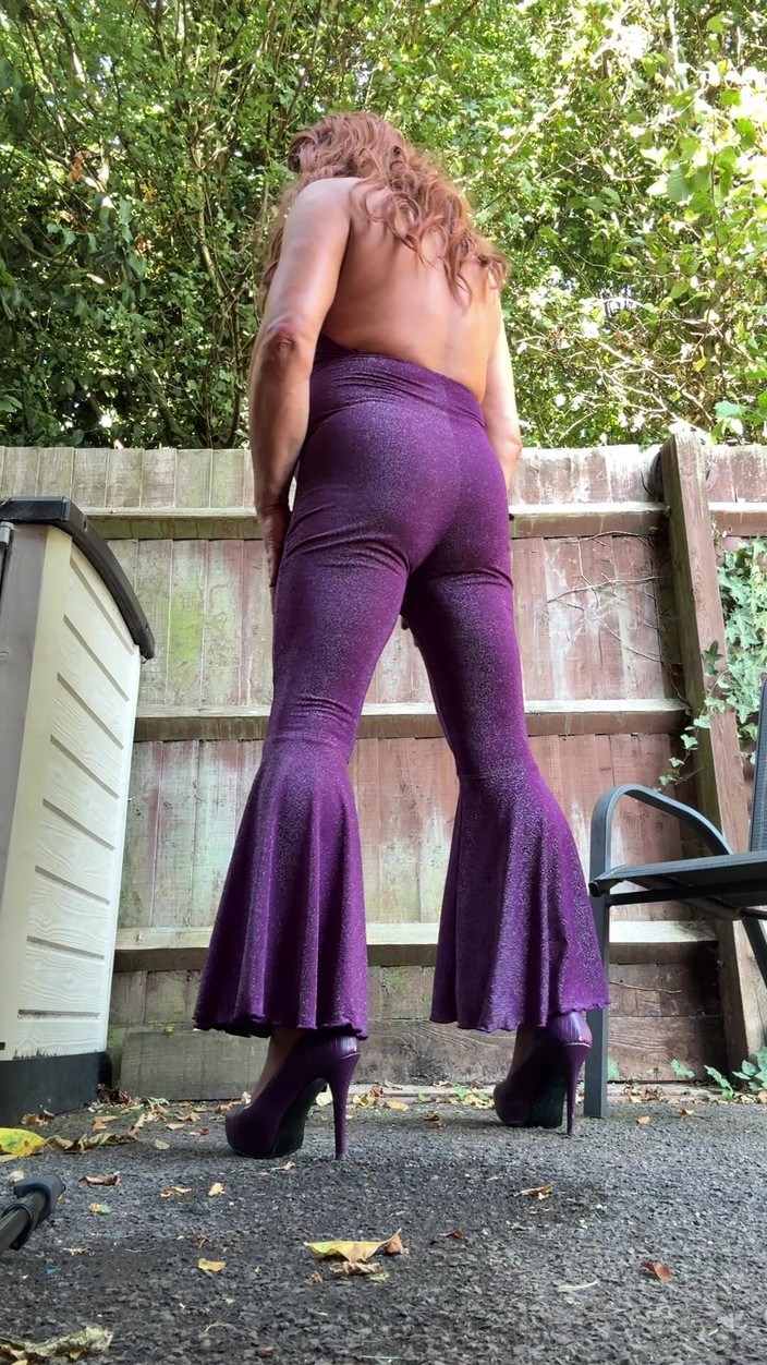 Kellycd2022: 보라색 고양이 정장과 발 뒤꿈치의 섹시한 크로스드레서 Kellycd20222