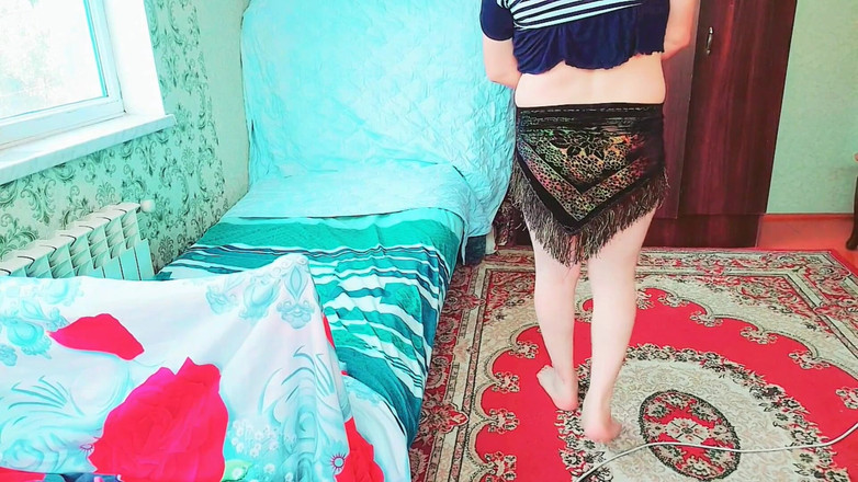 Kitty_Cross: Hermosa travesti posando con ramo de rosas rosas