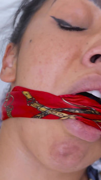 Courtney in: Sciarpe di seta incantate, imbavagliata, legata e legata (4k)