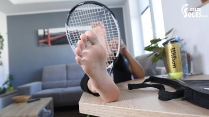 Czech Soles - foot fetish content: Sie entspannt ihre verschwitzten füße nach einem tennisspiel