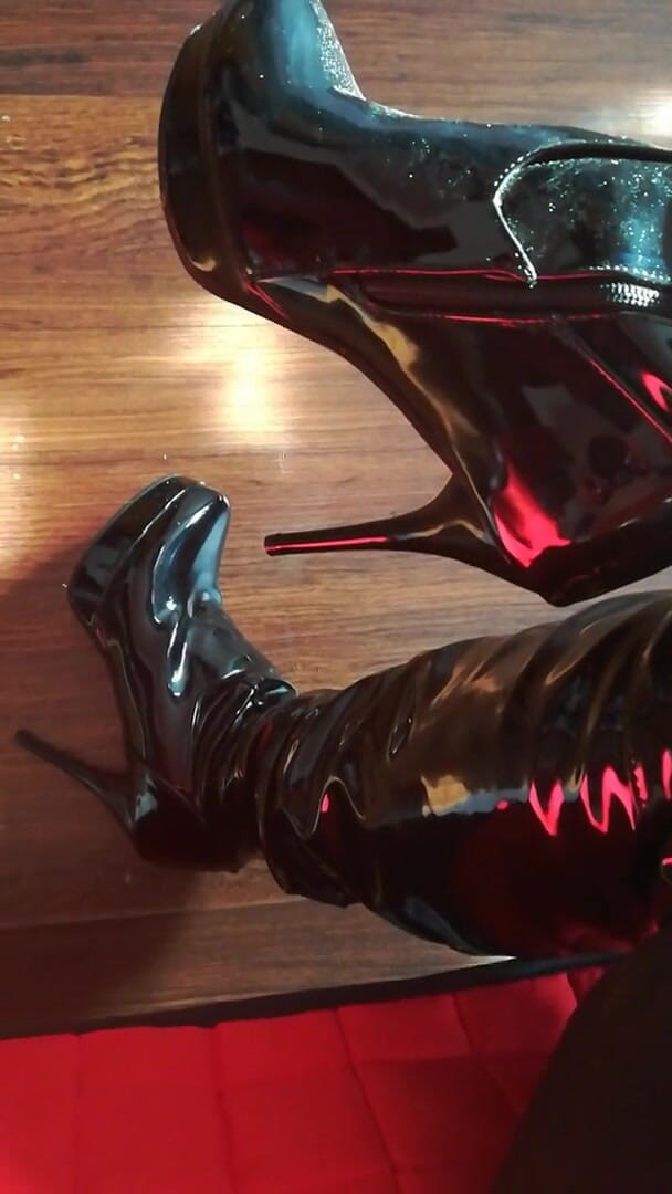 Lady Daniela -: The lady in beautiful boots crushes potatoes