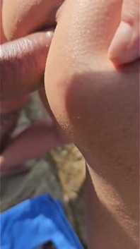 Un Nuovo giorno, un nuovo cazzo in culo in spiaggia!