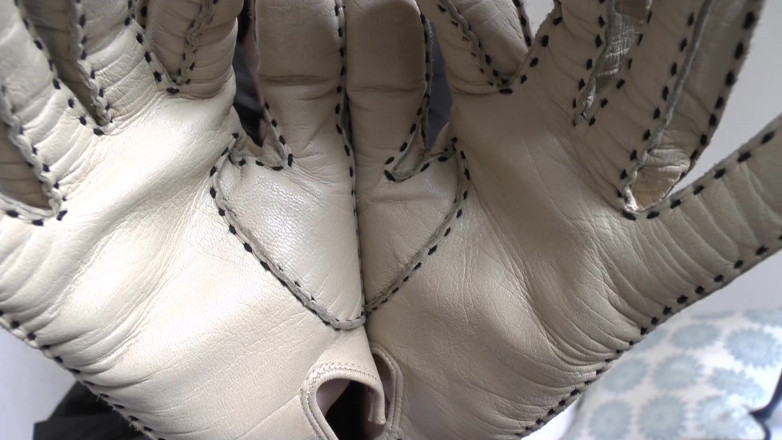 Lady Victoria Valente: Gants en cuir beige avec une odeur de cuir fort...