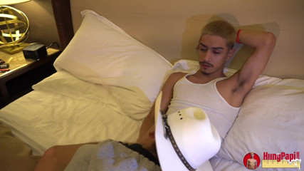Hung Papi: หนุ่มร่างบางหิวควยสาวร่านตัวเล็กคาวบอยเย็ดดิบ!