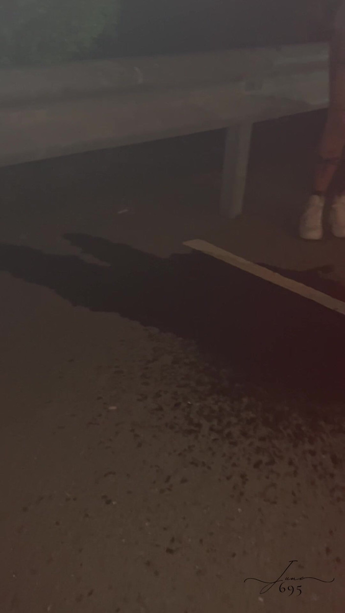 June695: Zlatá sprcha v ulici