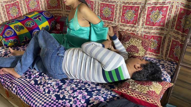 Desi Indian Wife: Une belle bhabhi indienne en chemise de nuit s’excule pour...