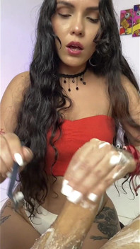 拉丁熟女刮毛并按摩继子坚硬的阴茎——西班牙语色情