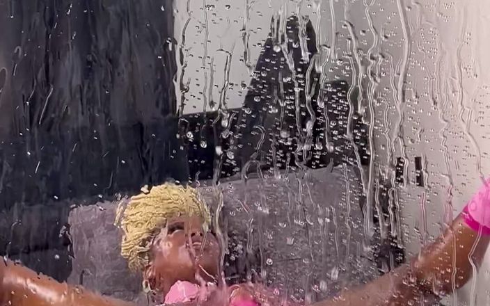 SEXXY-DAISY: Hög och klädd i rosa, det blir bara våtare här