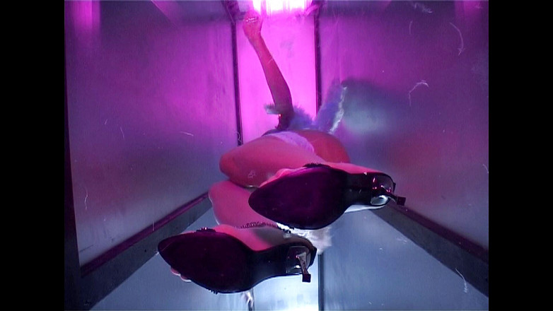 Hot Girlz: Kozatá blonďatá andělka si počíná se svou nadrženou kundičkou