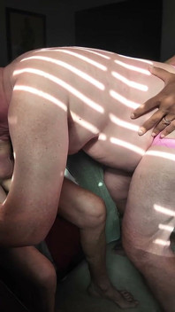 Des Papas Baisent Et S’amusent À Trois