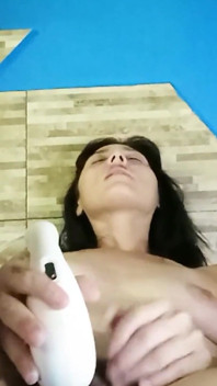 Venezuelansk med stor hårig fitta onanerar till orgasm