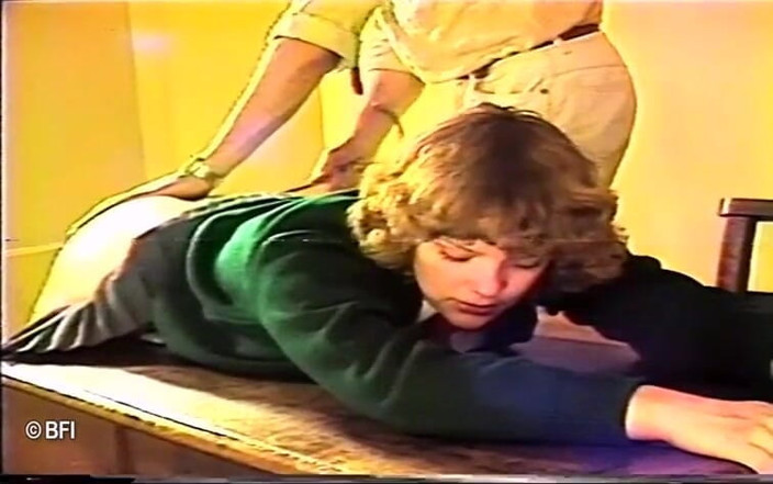 House of lords and mistresses in the spanking zone: Awek remaja cantik yang miskin dipukul pantat dalam kelas