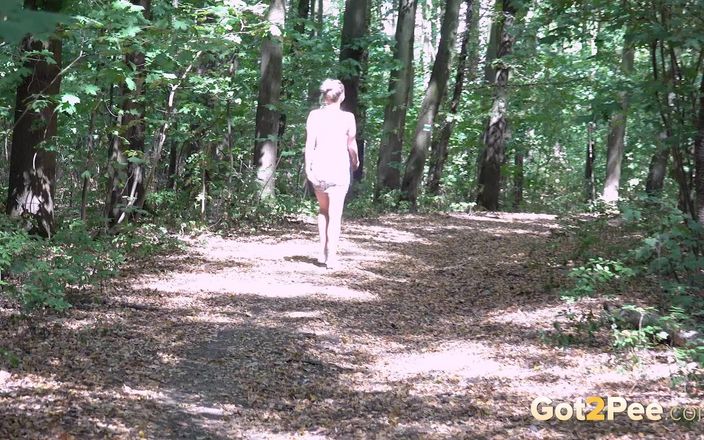 Puffy Network: Nervös im Wald von Got2Pee, wo mädchen im Wald pissend...