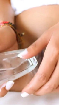 Si rambut coklat latina yang bertetek besar dalam pakaian dalam putih bermain botol Perfume di dalam pepek