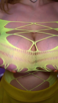 Grandes tetas en el body de rejilla da aceitosa follada de tetas / Lilykoti