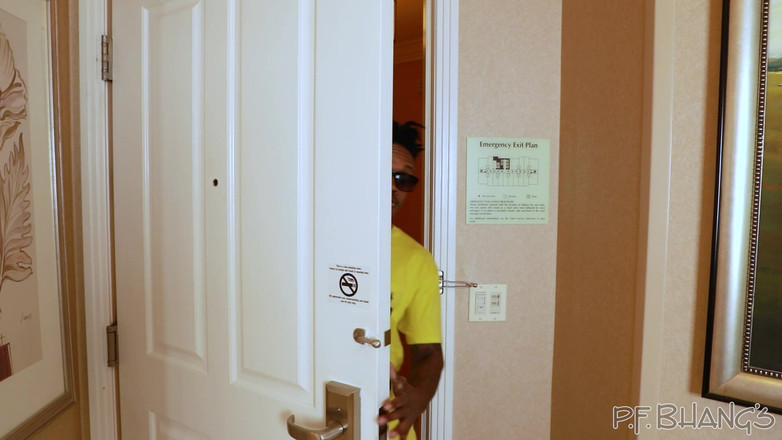 Melody Mynx: Entrega de toalla y polla junto a la bañera