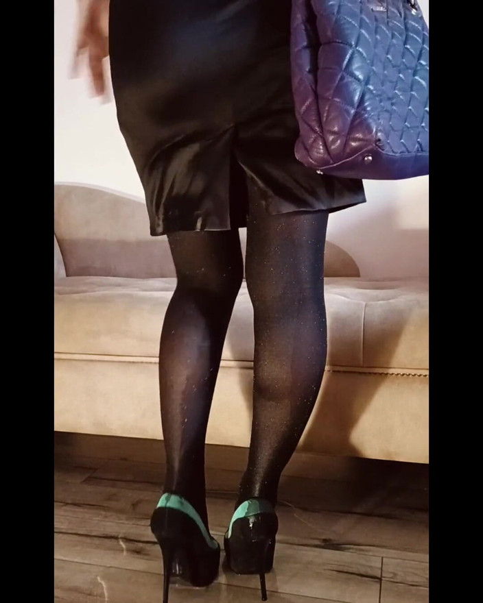 FrauleinP: Pee Shiny Pantyhose Crossed Legs
