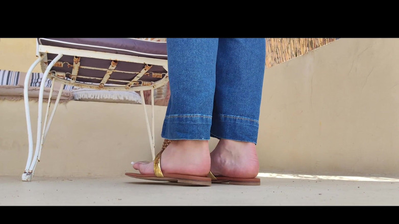 Goddess Lena: Tachinare în sandale plate