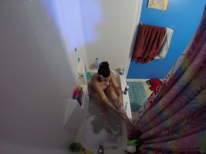 Ohdangitsmyfans: Ateşli evli kadın küvette bacaklarını ve amını tıraş ediyor