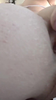 Otírám ti zadek a čůráka o obličej a pak se ti vystříkám do pusy
