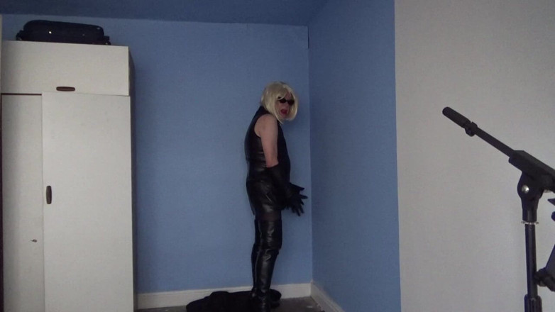 Leather Kirsten: Hướng dẫn đĩ phục tùng